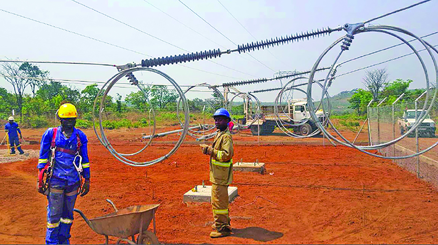 Workers install electrical transmission lines as part of Ivanhoe Mines’ program to connect its Kamoa copper project to the DRC’s national power grid. (Photo: Ivanhoe Mines)