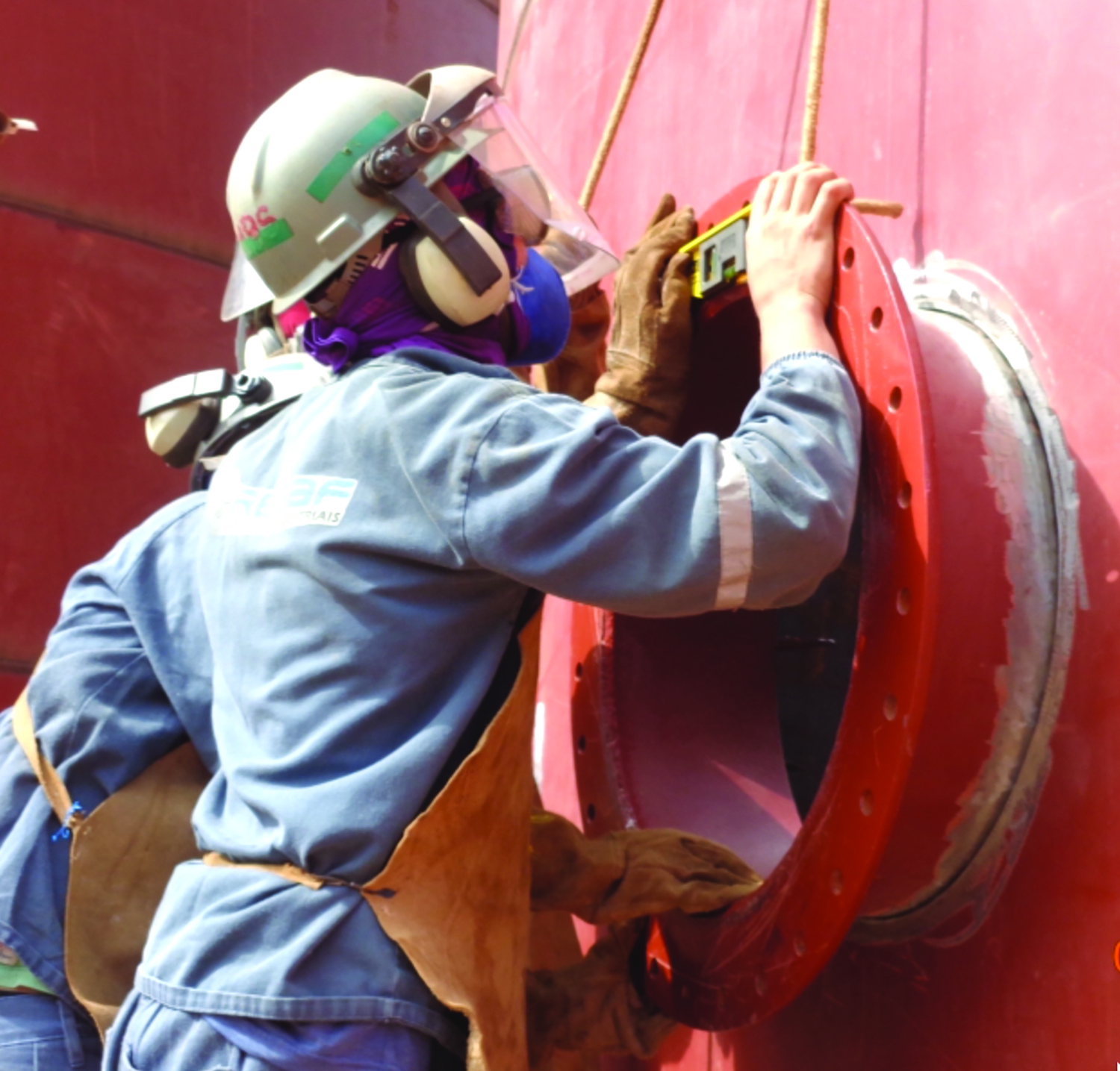Workers install a CIL tank at the Aurizona gold operation prior to the mine’s transition to care and maintenance status in 2015. (Photo: Luna Gold)